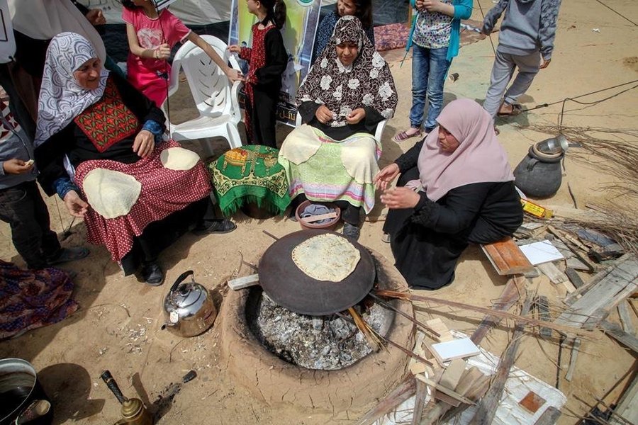 Women cooking at the Great Return March in Gaza