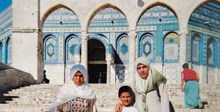 Women in front of the dome of the rock