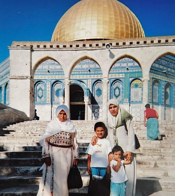 Women in front of the dome of the rock